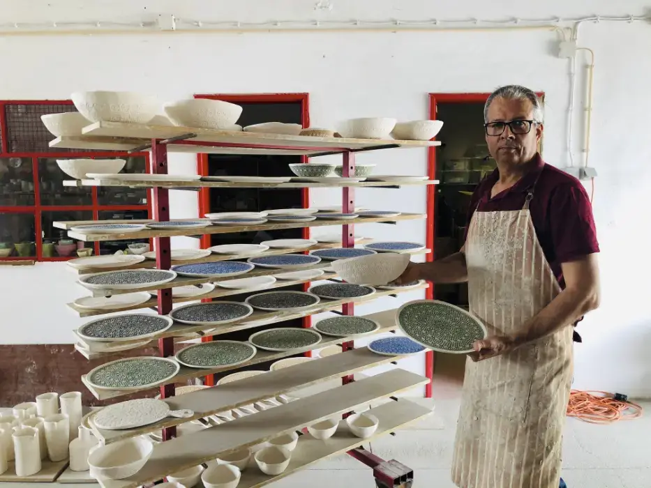 Processo de criação de peças orgânicas cerâmina barru pottery em Portugal